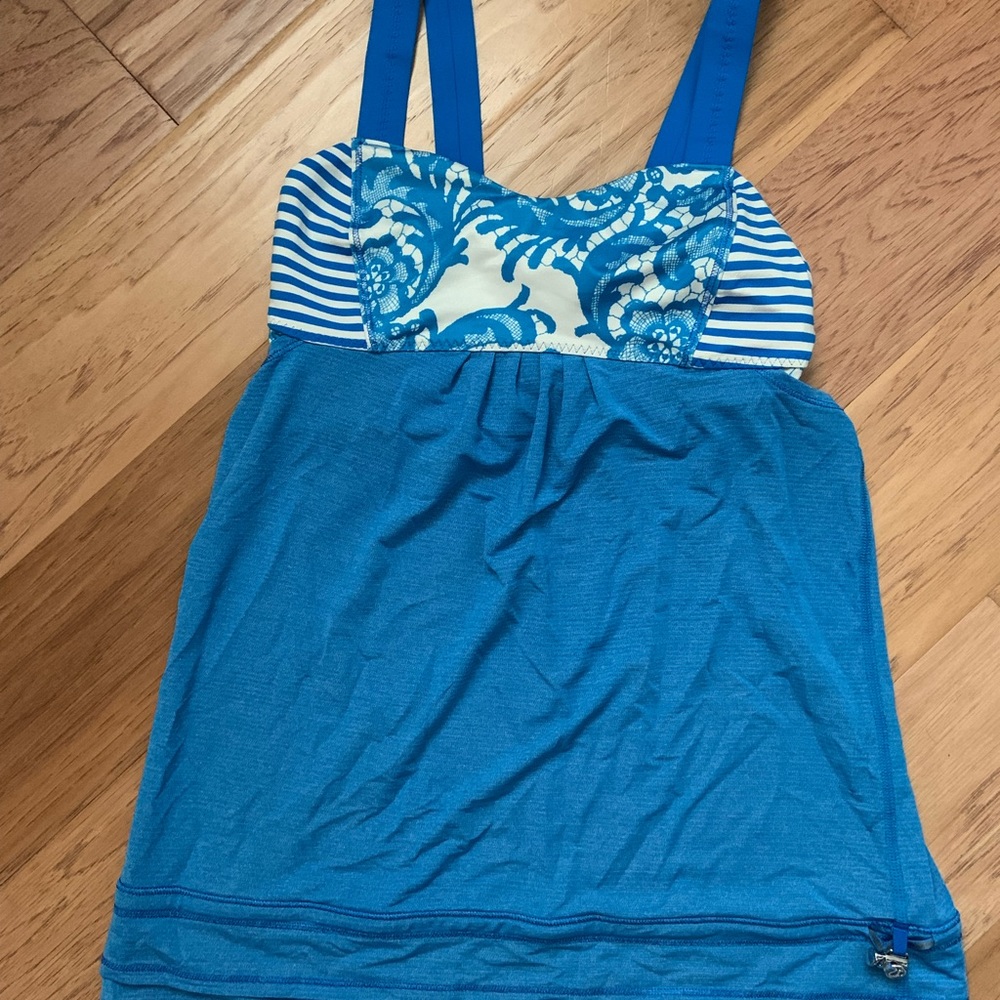 Lululemon tank with built in bra sz 4